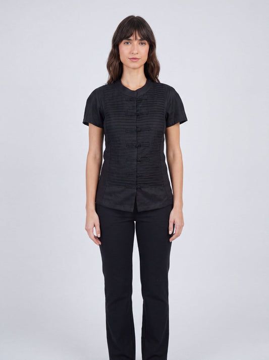 Inori Short Sleeve Top, premium 100% linen mandarin collar short-sleeve blouse with frog-button closures and adjustable lace-up back – close-up detail