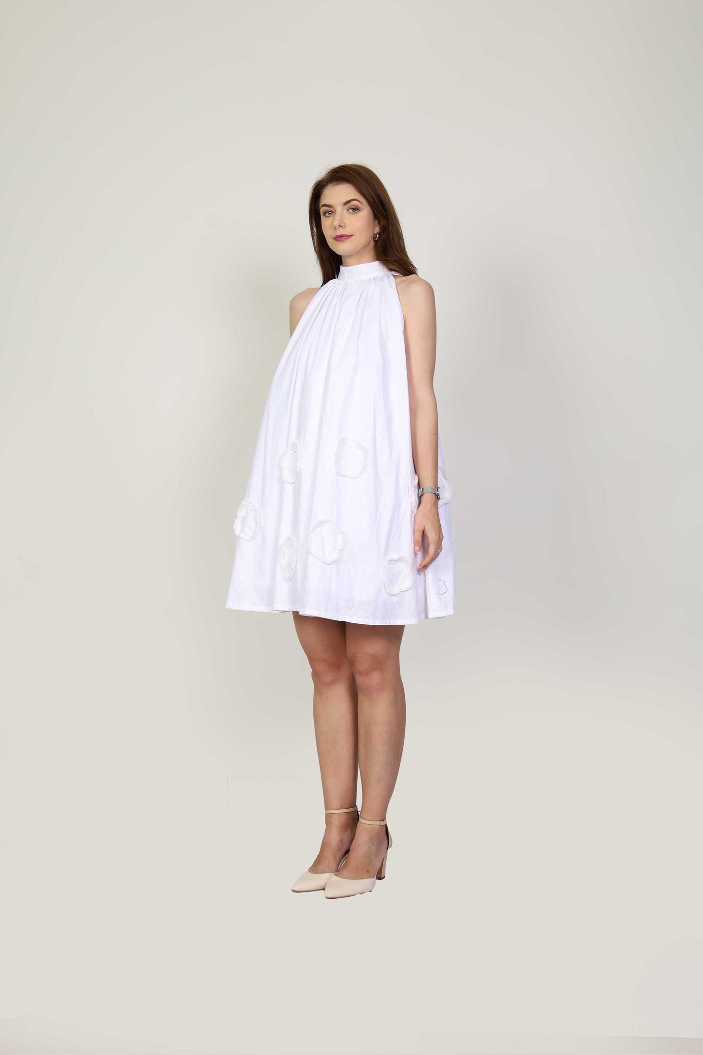 فستان سكارليت الأبيض