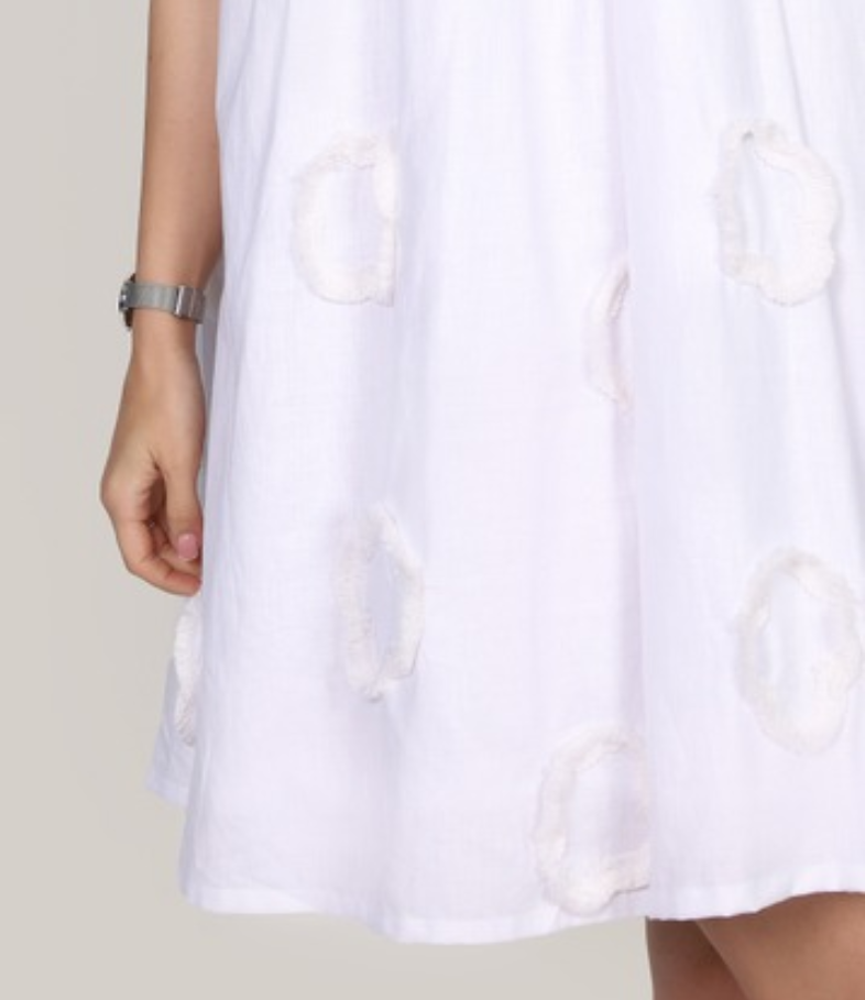 فستان سكارليت الأبيض