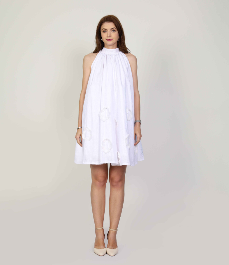 فستان سكارليت الأبيض